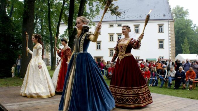 Zámecké slavnosti ve Šluknově jsou největší tradiční kulturní událostí léta na Šluknovsku, která každoročně láká tisíce návštěvníků. Zdroj: Šluknovský zámek