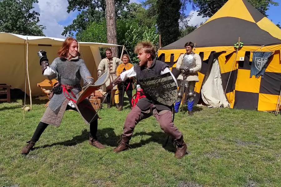 Hrady a zámky se čím dál víc stávají jevištěm živé historie. Zdroj: Národní památkový ústav