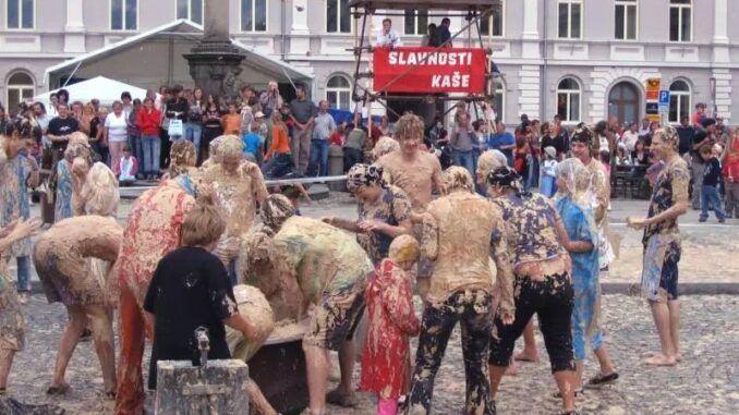 Slavnosti kaše jsou tradiční městská slavnost v Horažďovicích, která se koná každý rok na konci června. Zdroj: Město Horažďovice
