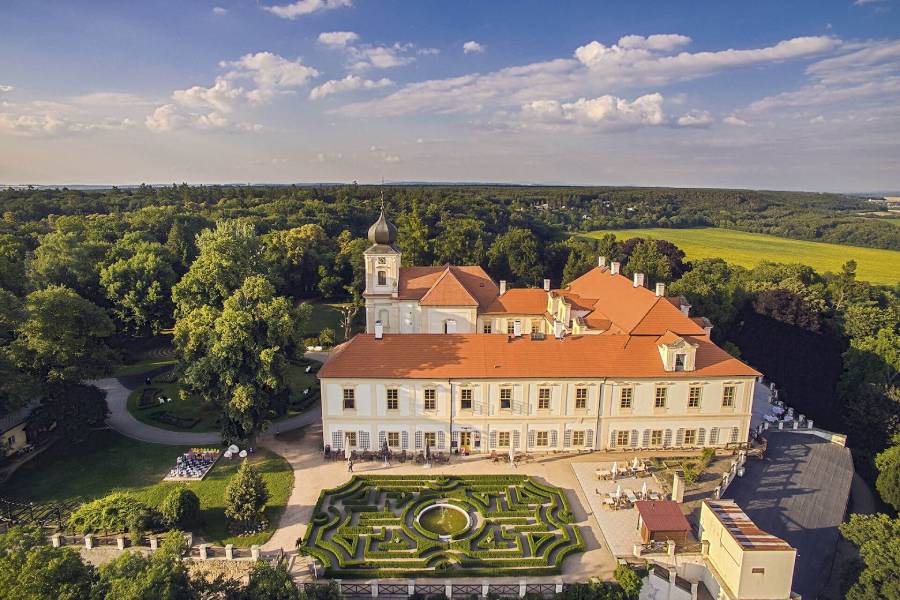 Měsíc labyrintů je edukativně-zábavná letní akce zaměřená na symboliku, historii a procházení bludišť, která každoročně propojuje turistiku s rodinnou herní aktivitou. Zdroj: Zámek Loučeň a.s.