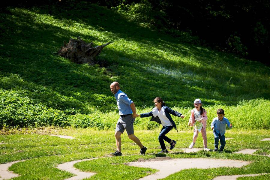 Měsíc labyrintů je edukativně-zábavná letní akce zaměřená na symboliku, historii a procházení bludišť, která každoročně propojuje turistiku s rodinnou herní aktivitou. Zdroj: Zámek Loučeň a.s.