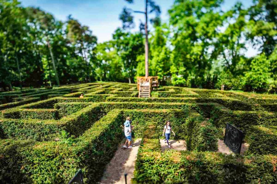 Měsíc labyrintů je edukativně-zábavná letní akce zaměřená na symboliku, historii a procházení bludišť, která každoročně propojuje turistiku s rodinnou herní aktivitou. Zdroj: Zámek Loučeň a.s.