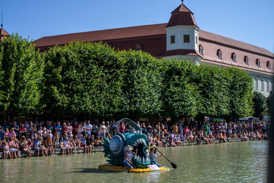 Holešovská regata je oblíbený hudební a rodinný festival, který se každoročně koná v areálu zahrad zámku Holešov na Kroměřížsku. Zdroj: agentura@velryba.cz