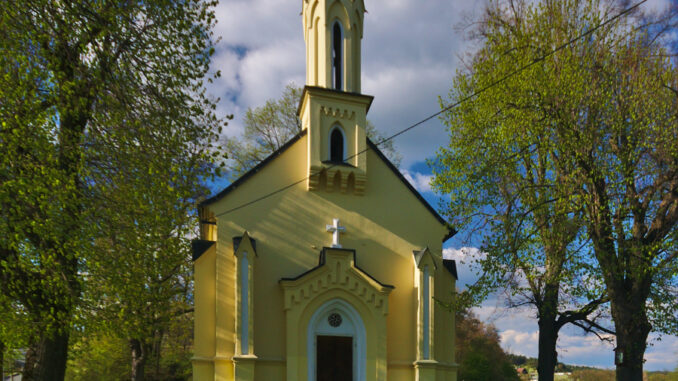 Kaple svatých Cyrila a Metoděje, Poteč, okres Zlín. Zdroj foto: Jiří Komárek, CC BY-SA 4.0 via Wikimedia Commons, upraveno