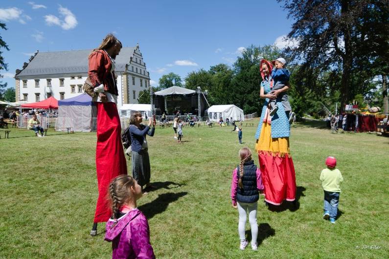 Zámecké slavnosti ve Šluknově jsou největší tradiční kulturní událostí léta na Šluknovsku, která každoročně láká tisíce návštěvníků. Zdroj: Šluknovský zámek