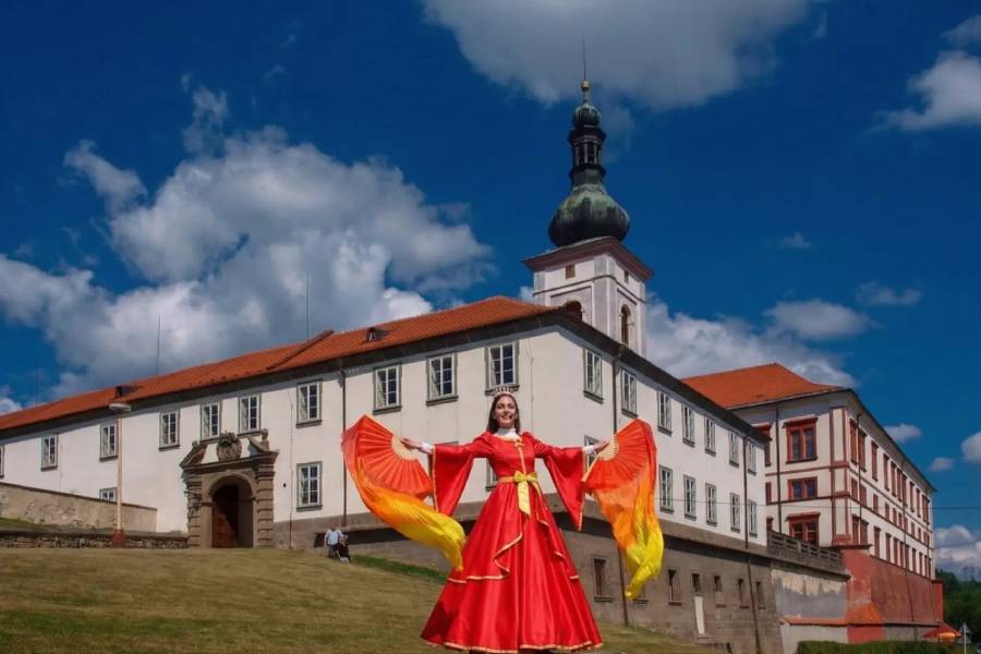 Hrady a zámky se čím dál víc stávají jevištěm živé historie. Zdroj: Národní památkový ústav