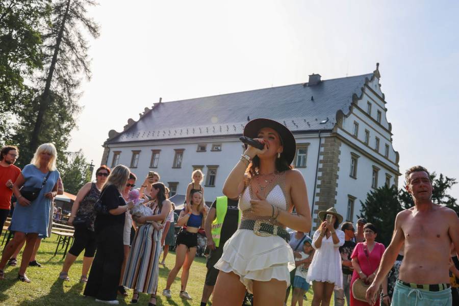 Zámecké slavnosti ve Šluknově jsou největší tradiční kulturní událostí léta na Šluknovsku, která každoročně láká tisíce návštěvníků. Zdroj: Šluknovský zámek