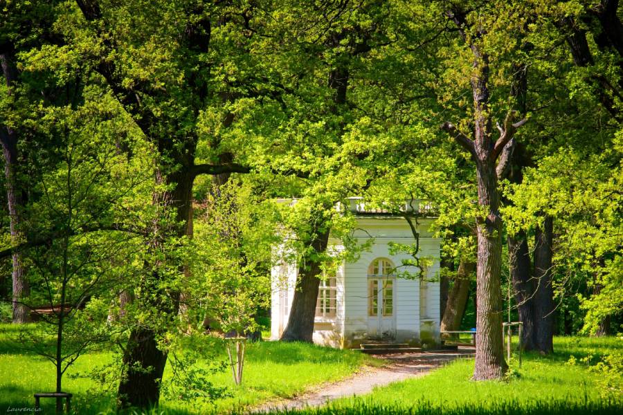 Zámecký park oživuje množství romantických staveb. Zdroj: Národní památkový ústav