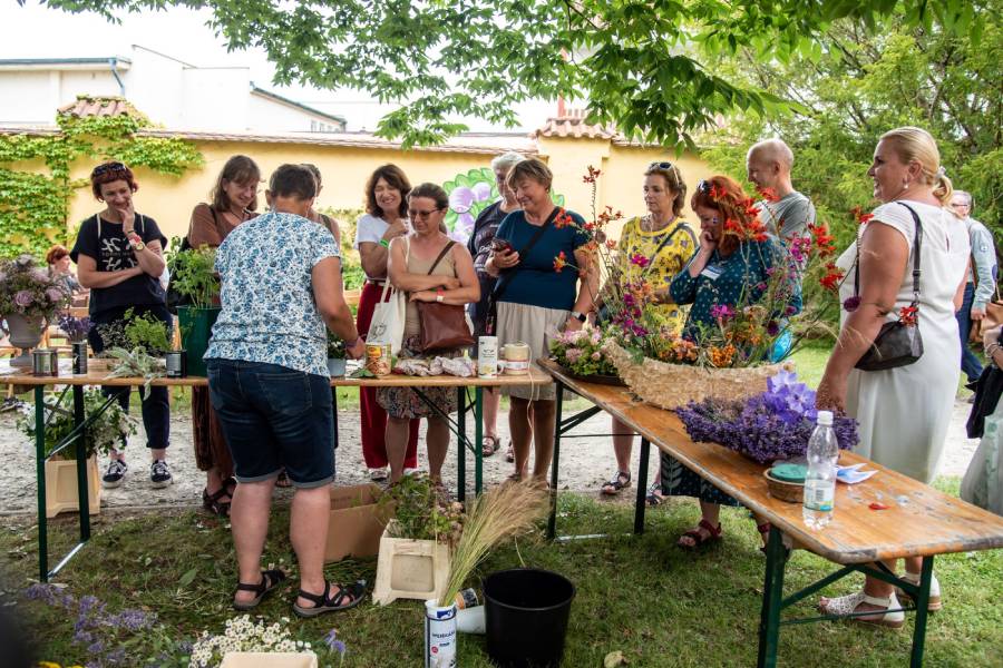 Borovanské Borůvkobraní je dvoudenní gastronomický a kulturní festival, který se koná každoročně v areálu kláštera v Borovanech u Českých Budějovic. Zdroj: Město Borovany