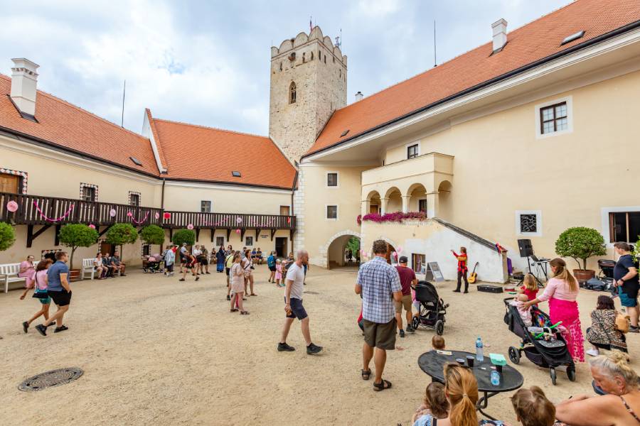 Zámecké růžové slavnosti propojují historickou tradici z 19. století s moderní gastronomií, estetikou a všudypřítomnou růžovou barvou. Zdroj: Národní památkový ústav