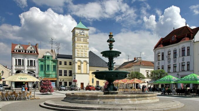 Foto: Masarykovo náměstí v Karviné s kašnou a radnicí. Zdroj foto: https://commons.wikimedia.org/ Hons084/ CC BY-SA 4.00