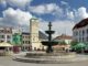 Foto: Masarykovo náměstí v Karviné s kašnou a radnicí. Zdroj foto: https://commons.wikimedia.org/ Hons084/ CC BY-SA 4.00