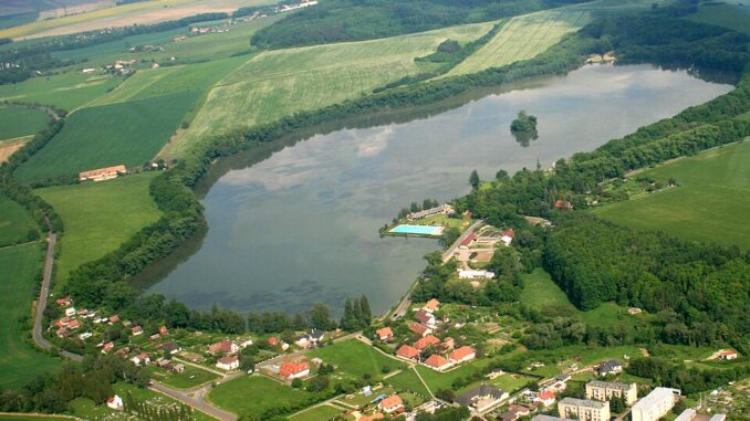 Letecký pohled část na města Opočno s rybníkem Broumar. Autor: Karelj, volné dílo. Zdroj: Wikimedia Commons