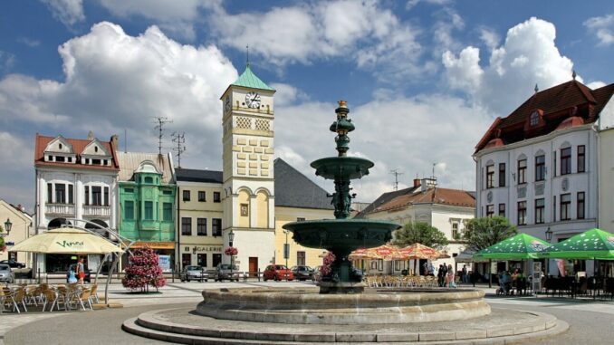 Masarykovo náměstí v Karviné s kašnou a radnicí. Zdroj foto: https://commons.wikimedia.org/ Hons084/ CC BY-SA 4.00