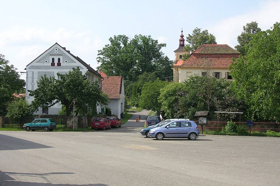 Svatý Jan, okres Příbram. Pohled z návsi ke kostelu. Zdroj: cs:ŠJů, CC BY-SA 3.0, Wikimedia Commons
