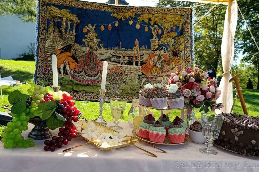 Zámecké růžové slavnosti propojují historickou tradici z 19. století s moderní gastronomií, estetikou a všudypřítomnou růžovou barvou. Zdroj: Národní památkový ústav