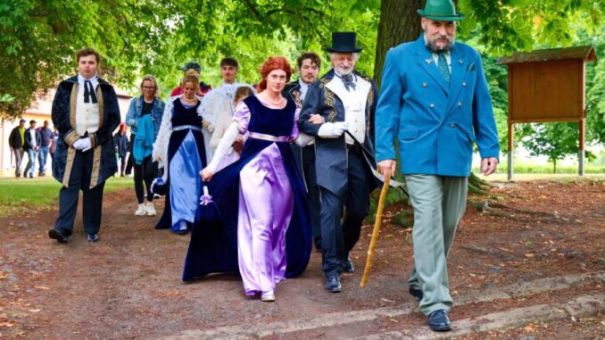 Slavnosti Jana Rudolfa Černína jsou historicko-kulturní akcí na Státním zámku Krásný Dvůr, která vzdává poctu osvícenému hraběti Janu Rudolfu Černínovi. Zdroj: Národní památkový ústav