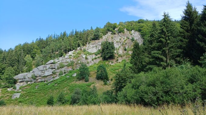 Pohled z červeně značené stezky na Pulčínské skály. Foto: Anna Petruželková