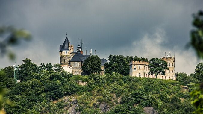 Celkový pohled na dominantu Doubravské hory tyčící se nad lesním panoramatem krajiny teplicka. Autor: Šioricz, Licence CC BY-SA 4.0 Zdroj: via Wikimedia Commons