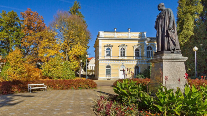 Císařské lázně ve Františkových Lázních a socha císaře Františka Josefa I. před budovou. Zdroj: Rostislav Ageev / Shutterstock.com