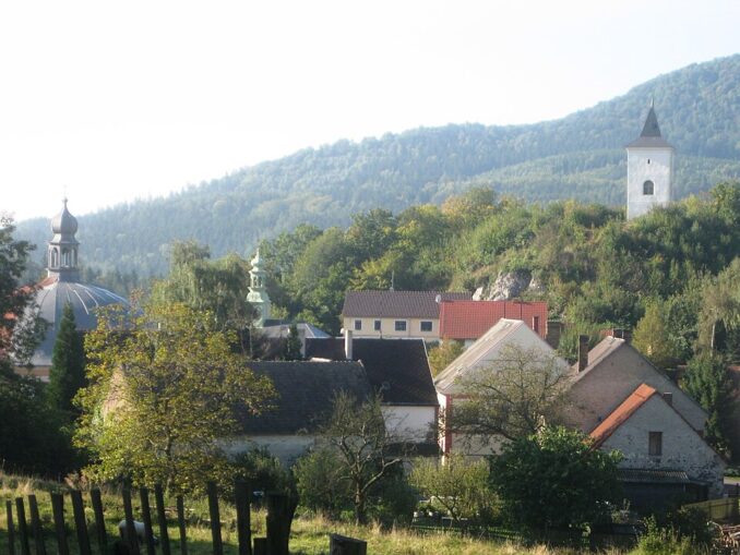 Levín vznikl jako podhradí středověkého hradu. Autor: Josef Taylor, Licence CC BY-SA 3.0 Zdroj: via Wikimedia Commons, upravená velikost fotografie